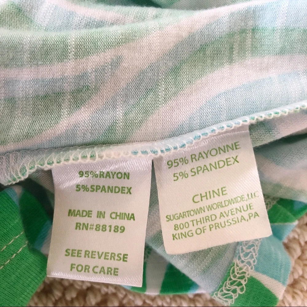 Knit Lilly Pulitzer wrap dress. Classic wrap dress - Picture 3 of 4